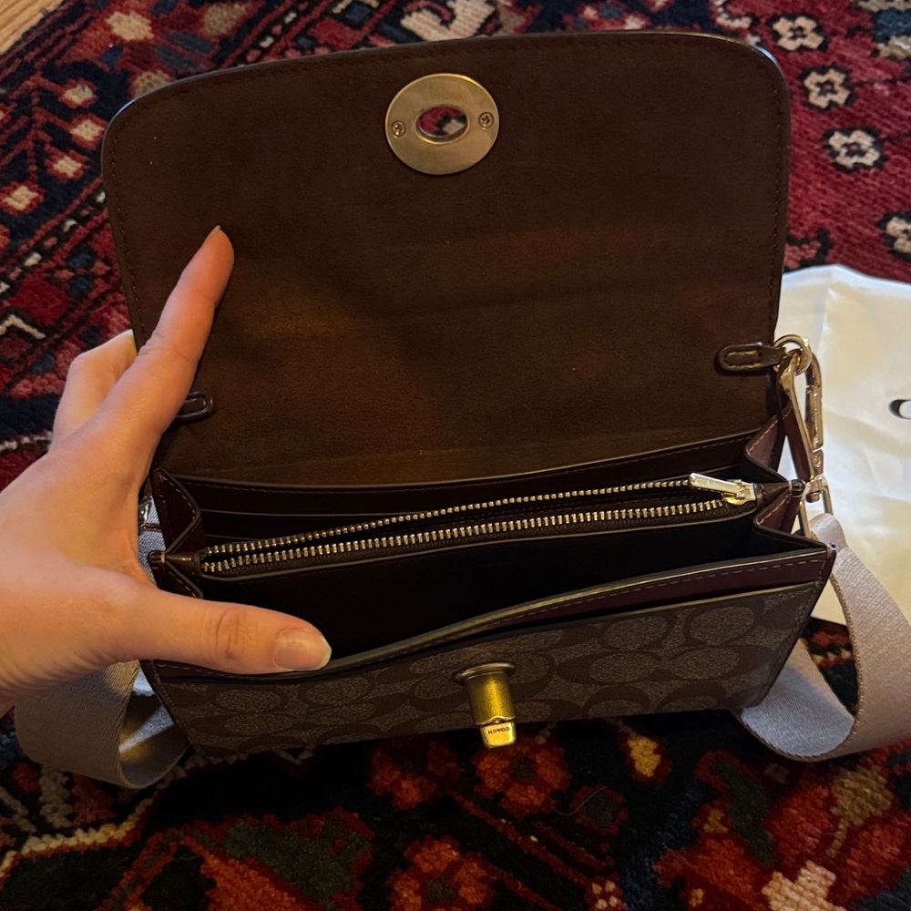 Coach Daisy Turnlock Crossbody in signature print - Picture 2 of 7